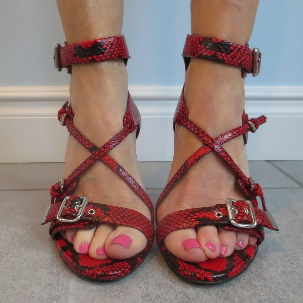 CHLOE Red and Black Leather Buckle Design High Heel Sandals - Picture 2 of 9